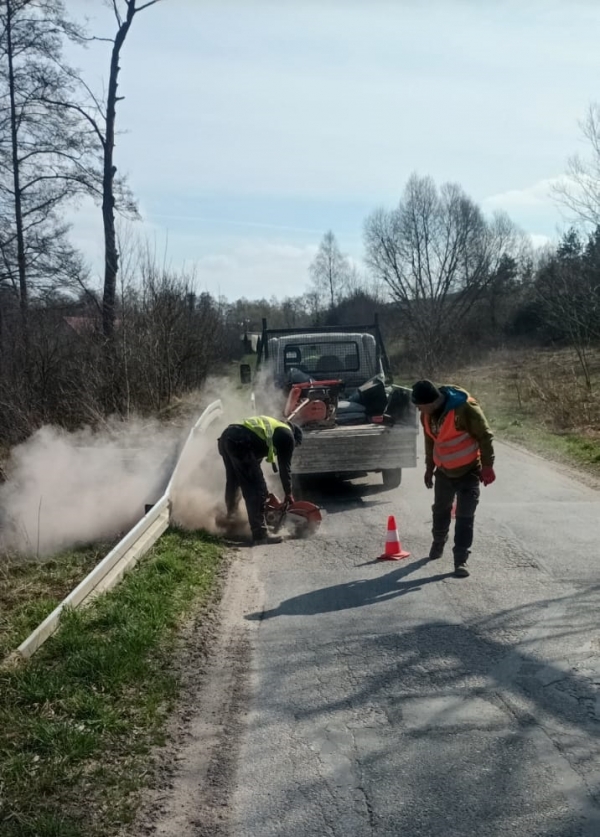 Przedsiębiorstwo Usług Komunalnych Łagów Sp. z o.o. przyjęło do realizacji zlecenie na naprawę ubytków w drogach gminnych masą asfaltową na zimno.
